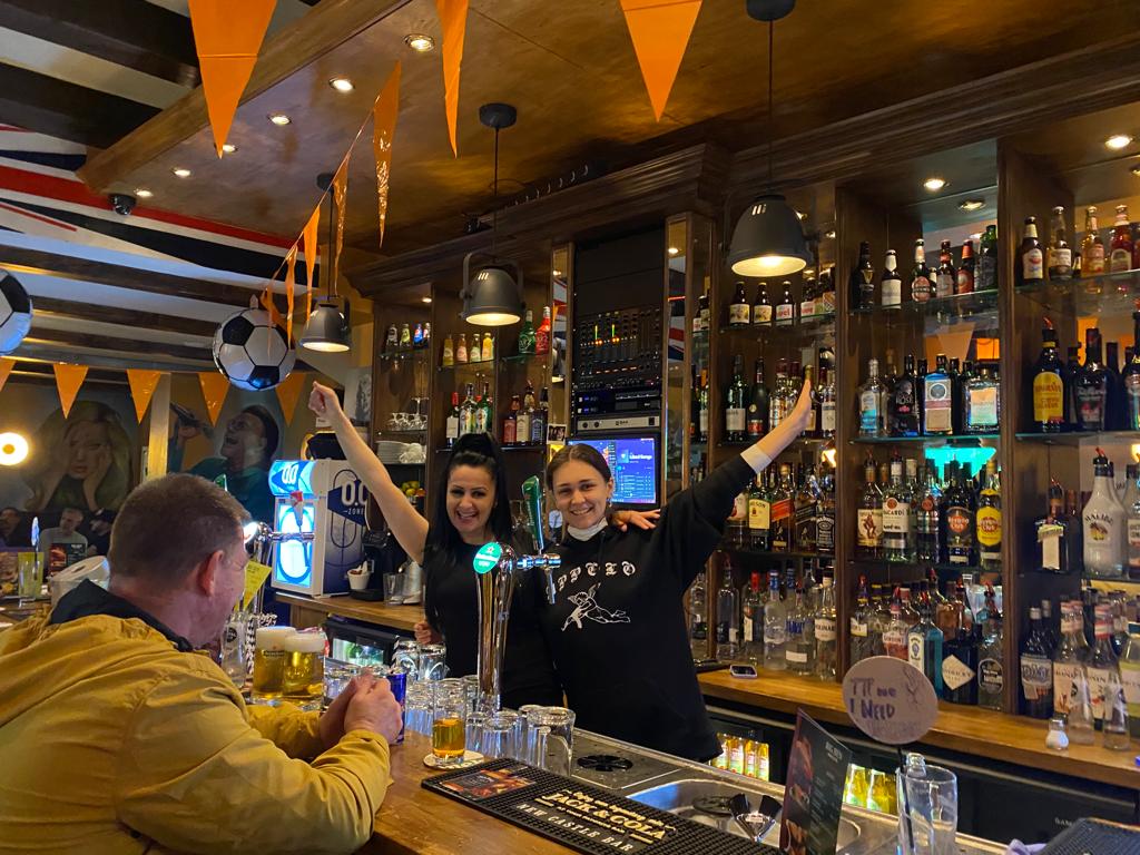 Big Ben Bar | drinks, lunch, dinner, sport & pooltable. Lange Niezel 5 is a street in the heart of Amsterdam Centrum.